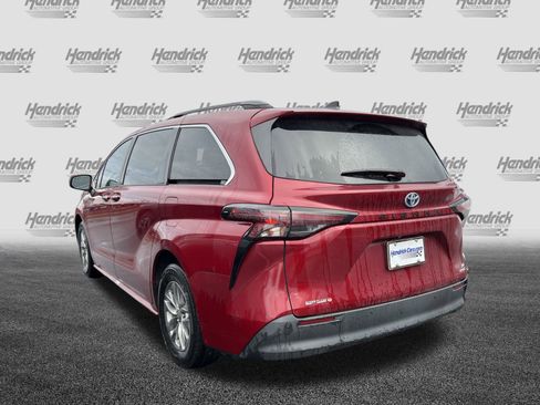 Used 2023 Toyota Sienna XLE image 9