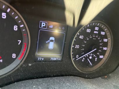 Used 2017 Hyundai Tucson SE w/ SE Popular Package 02
