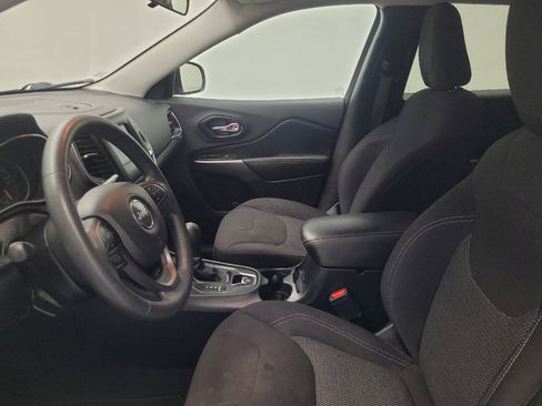 Used 2019 Jeep Cherokee Latitude w/ Popular Appearance Group FWD image 17