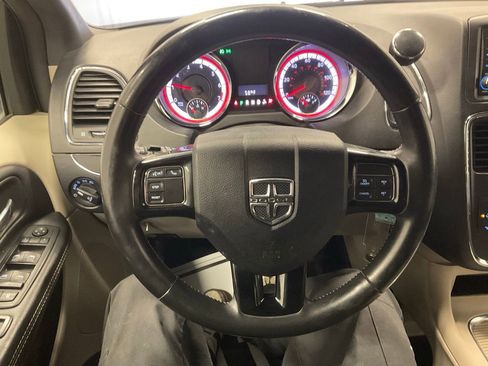 Used 2019 Dodge Grand Caravan SXT image 9