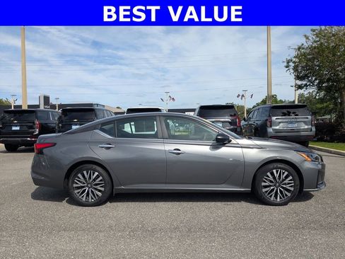 Used 2025 Nissan Altima 2.5 SV FWD image 2