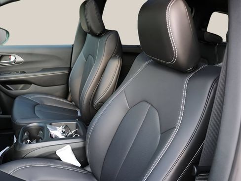 New 2026 Chrysler Pacifica Select FWD image 13