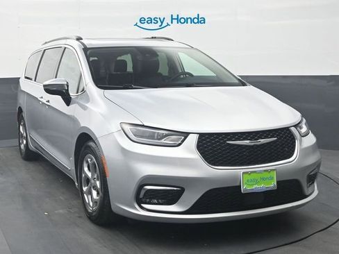 Used 2023 Chrysler Pacifica Limited image 2