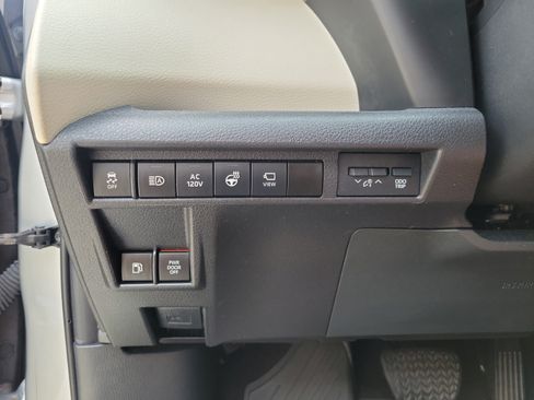 Used 2023 Toyota Sienna Platinum FWD image 11