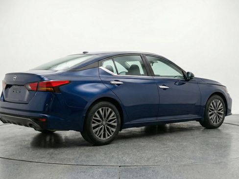 Used 2025 Nissan Altima 2.5 SV image 9