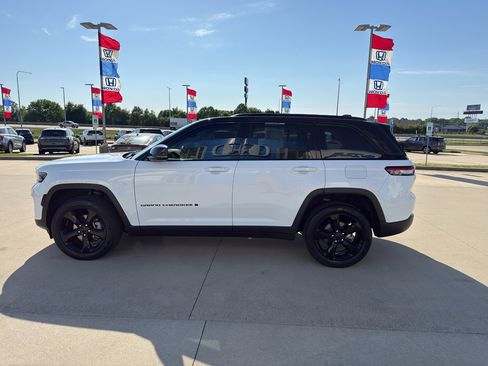 Used 2023 Jeep Grand Cherokee Limited w/ Black Appearance Package AWD/4WD image 8