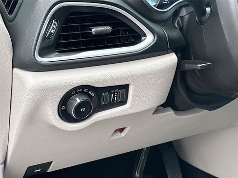 Used 2023 Chrysler Pacifica Touring-L FWD image 10