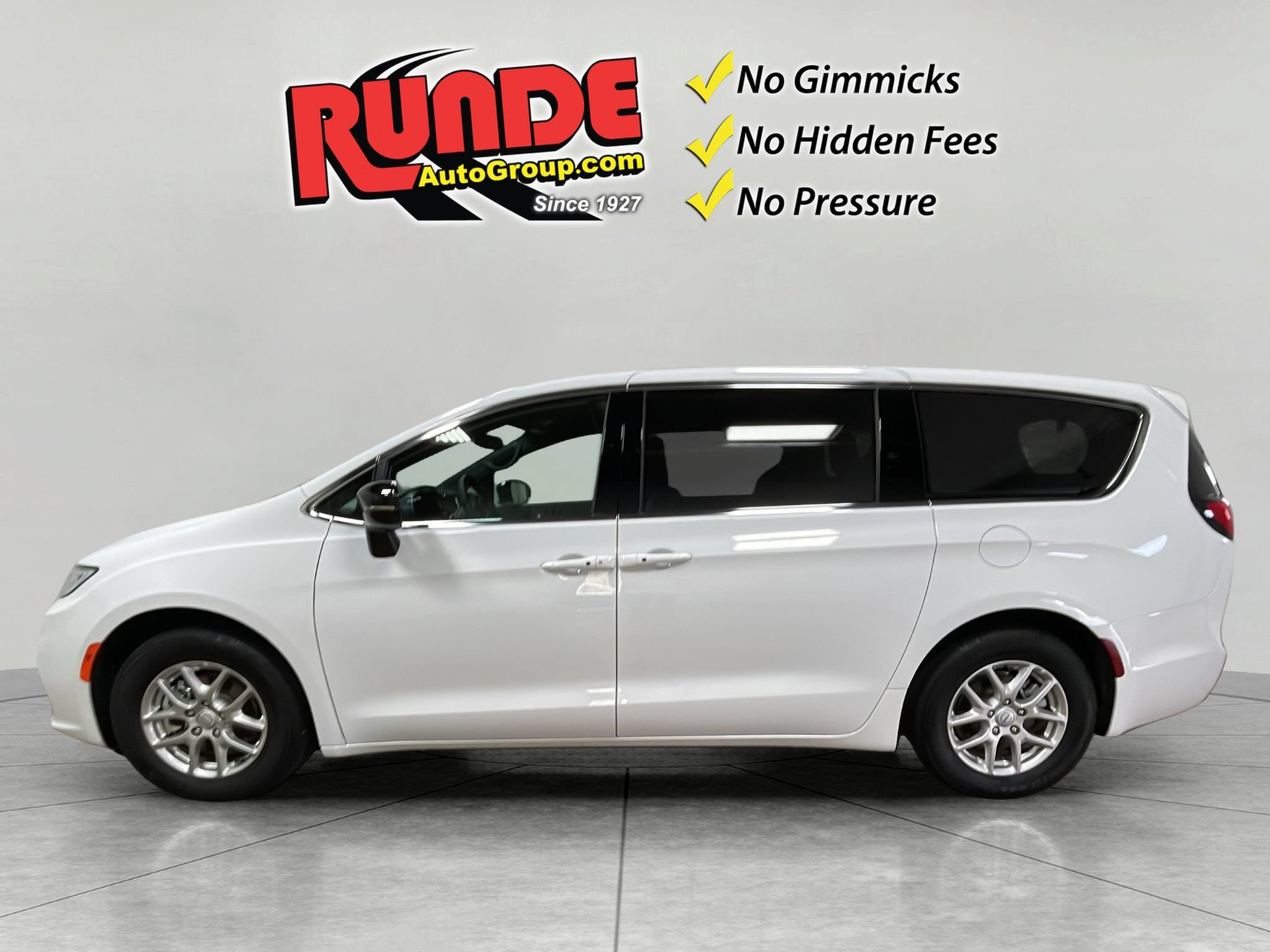 Used 2026 Chrysler Pacifica Select FWD image 3