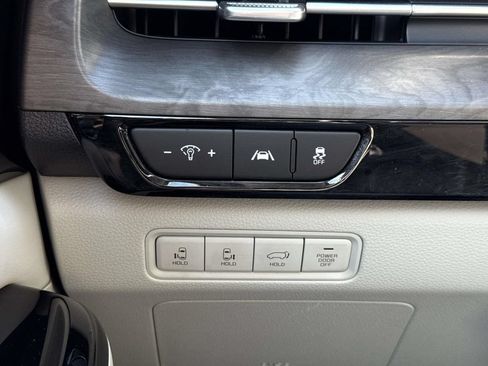 Used 2024 Kia Carnival EX FWD image 14