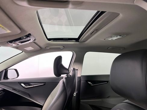 Used 2023 Kia Niro SX image 25