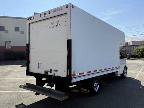 Used 2018 Chevrolet Express 3500 w/ Driver Convenience Package image 5