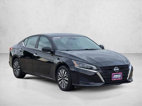 Used 2025 Nissan Altima 2.5 SV FWD image 3
