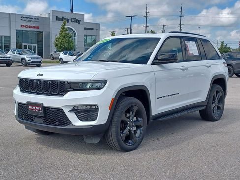 Used 2024 Jeep Grand Cherokee Limited w/ Luxury Tech Group II AWD/4WD image 2