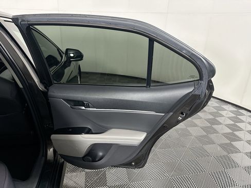 Used 2018 Toyota Camry LE image 28