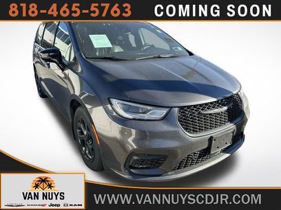Used 2023 Chrysler Pacifica Limited w/ Uconnect Theater Family Group