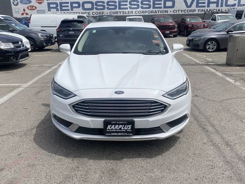 Used 2018 Ford Fusion SE w/ Equipment Group 602A FWD image 3