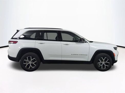 Used 2025 Jeep Grand Cherokee Limited AWD/4WD image 4