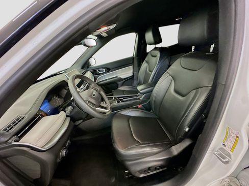 Used 2025 Jeep Compass Limited AWD/4WD image 13