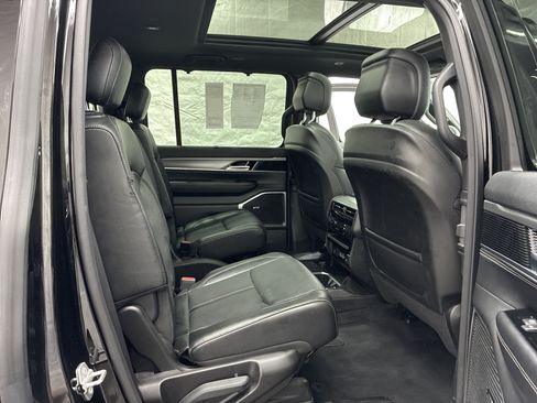 Certified 2023 Jeep Wagoneer Series II w/ Convenience Group I AWD/4WD image 12