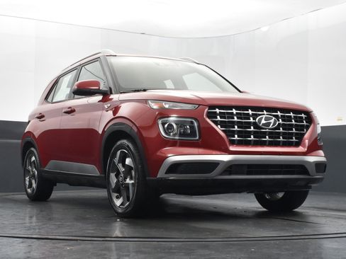 Used 2022 Hyundai Venue Limited image 41