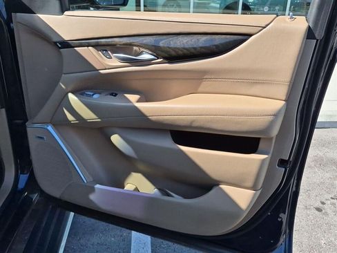 Used 2018 Cadillac Escalade Platinum AWD/4WD image 8