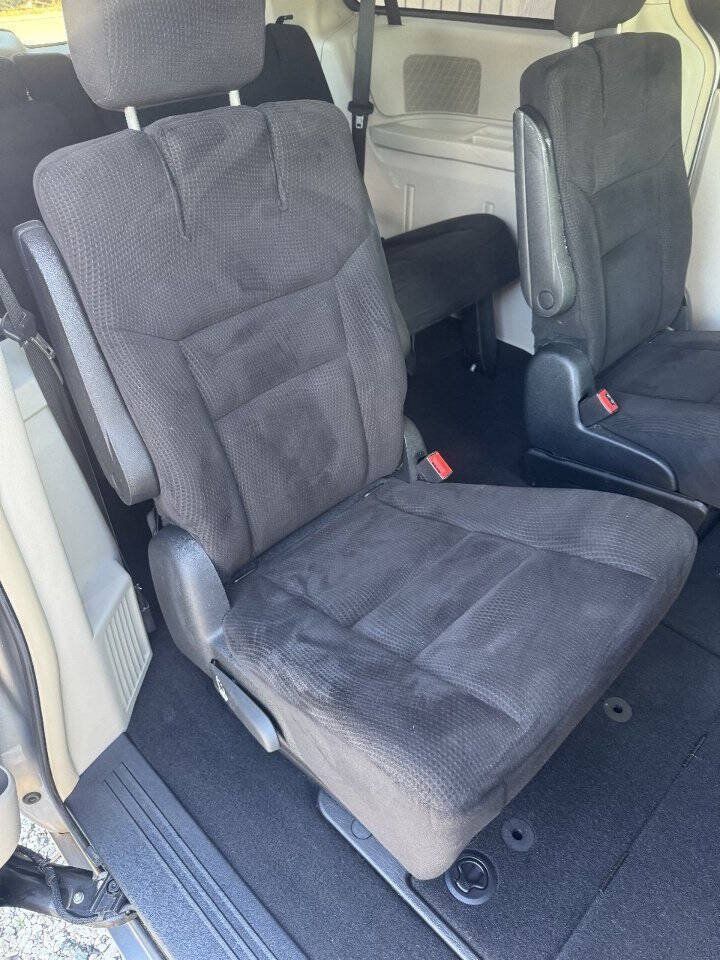 Used 2014 Chrysler Town & Country Touring FWD image 18