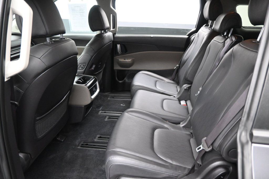 Used 2025 Kia Carnival EX FWD image 24