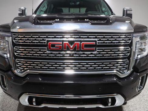 Used 2022 GMC Sierra 2500 Denali w/ Denali Black Diamond Edition AWD/4WD image 4