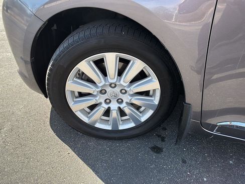 Used 2017 Toyota Sienna Limited Premium image 5