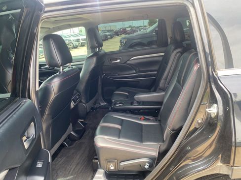 Used 2019 Toyota Highlander SE FWD image 24
