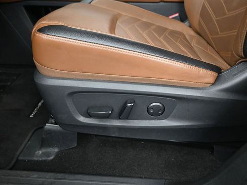 Certified 2025 Nissan Pathfinder Platinum FWD image 10