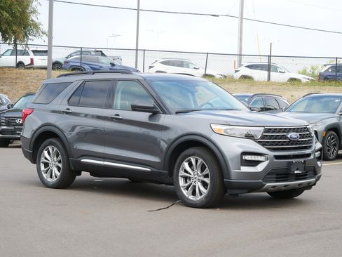 Used 2023 Ford Explorer XLT w/ Equipment Group 202A AWD/4WD image 4