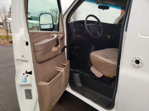 Used 2011 Chevrolet Express 2500 image 7