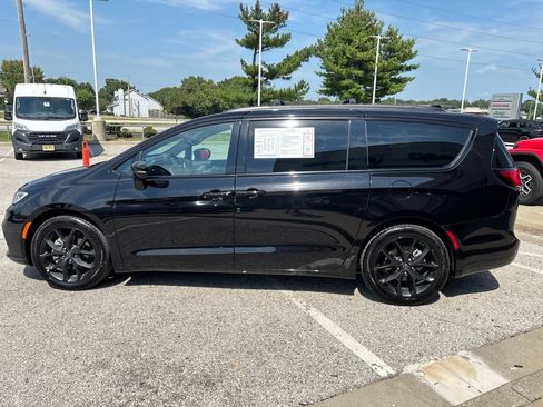 Used 2025 Chrysler Pacifica Limited FWD image 5