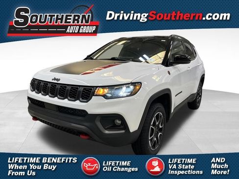 Used 2025 Jeep Compass Trailhawk AWD/4WD image 1