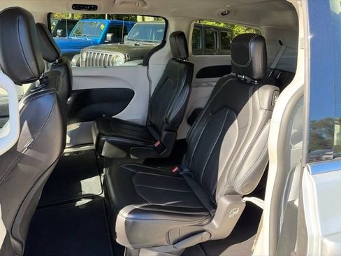 Used 2024 Chrysler Pacifica Touring-L FWD image 12