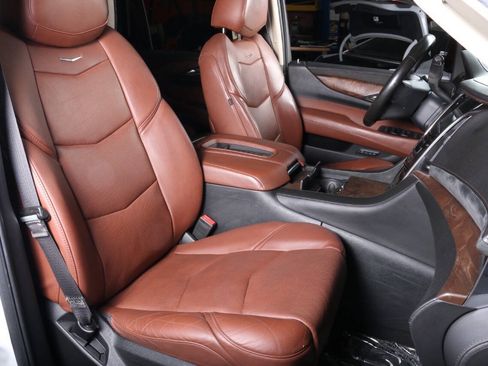 Used 2016 Cadillac Escalade Premium AWD/4WD image 2