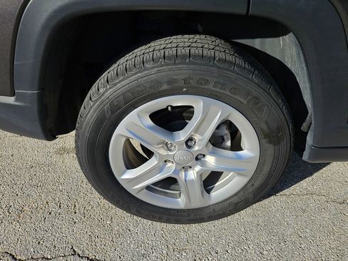 Used 2023 Jeep Compass Sport image 40