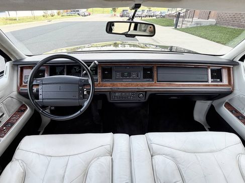 Used 1994 Lincoln Town Car Signature RWD image 15