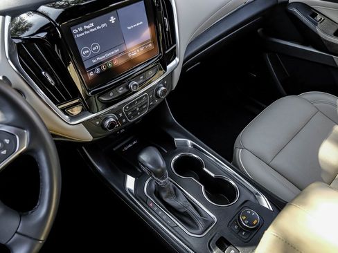 Used 2023 Chevrolet Traverse Premier image 32