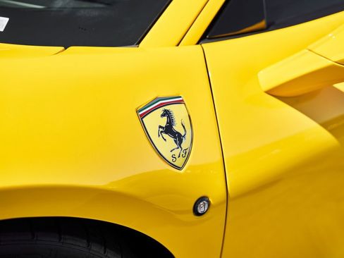 Used 2021 Ferrari F8 Tributo image 9