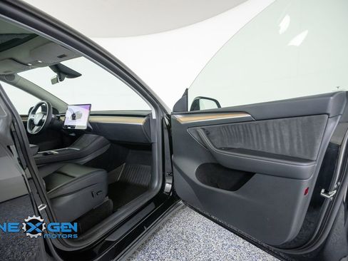 Used 2023 Tesla Model Y Long Range AWD/4WD image 39