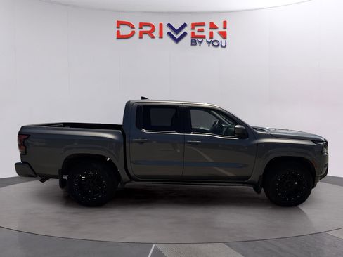Used 2022 Nissan Frontier SV w/ Technology Package RWD image 6