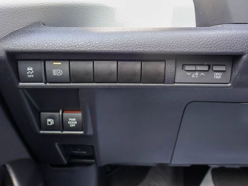 Used 2025 Toyota Sienna XLE FWD image 18