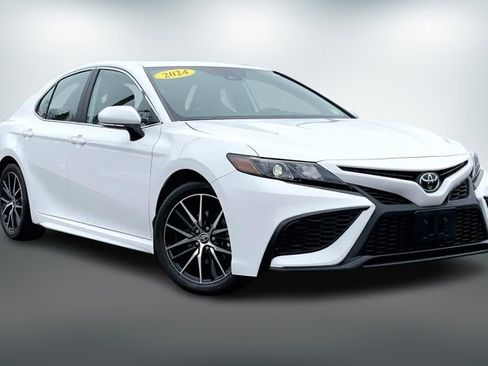 Used 2024 Toyota Camry SE image 1