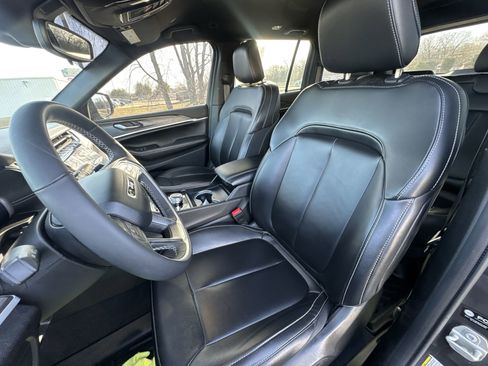 Used 2024 Jeep Grand Cherokee Limited w/ Black Appearance Package image 11