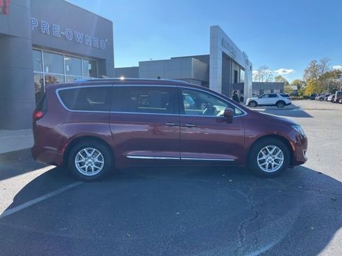Used 2020 Chrysler Pacifica Touring-L image 3