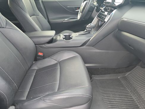 Used 2021 Toyota Venza XLE w/ Softex Package image 13