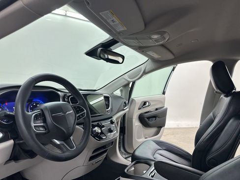 Used 2024 Chrysler Pacifica Touring-L image 30