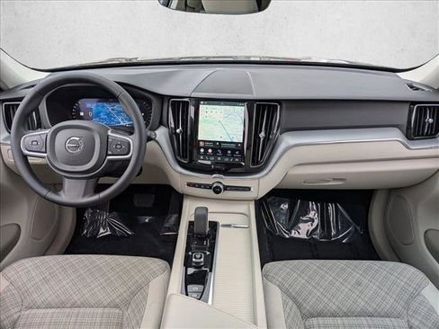 Used 2022 Volvo XC60 B5 Momentum AWD/4WD image 19